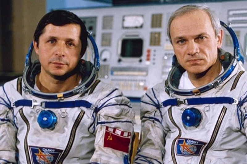 Cosmonauts Dzhanibekov and Savinykh